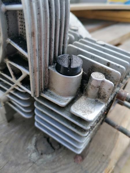 (03) Ölkontrollschraube (Kunststoff) mit Dichtung (Eigenproduktion)